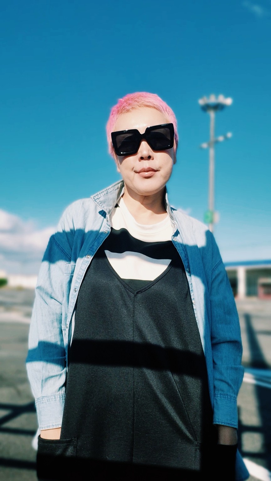 ピンクの坊主ヘアとサングラスのKUMACO